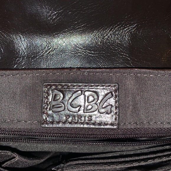 BCBG brown ladies single strap new bag with magnetic snap lock. - Picture 3 of 4